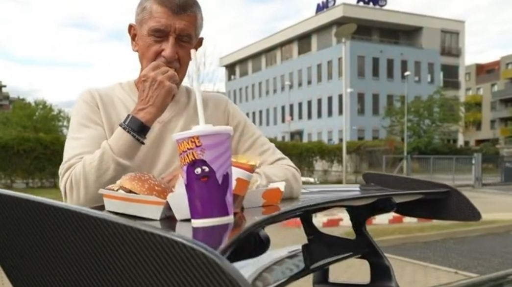 Andrej Babiš ukázal autíčkářský bizárek. Je z něj hit sociálních sítí